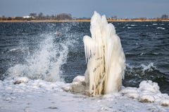 Bizarre Iceforms op de Kust van een Meer tijdens een Koude Werktijd royalty-vrije stock fotografie Bizarre Iceforms op de Kust van een Meer tijdens een Koude Werktijd royalty-vrije stock fotografie