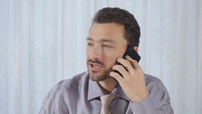Biznesmen je baguette i opowiada na telefonie zbiory Biznesmen je baguette i opowiada na telefonie zbiory