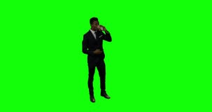 Biznesmen ma kawę podczas gdy używać telefon komórkowego zbiory Biznesmen ma kawę podczas gdy używać telefon komórkowego zbiory