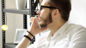 Biznesmen opowiada telefonu chwytem w ręki zakończeniu up zbiory Biznesmen opowiada telefonu chwytem w ręki zakończeniu up zbiory