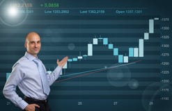 Biznesmen pokazuje rynku papierów wartościowych wykres Zdjęcie Stock Biznesmen pokazuje rynku papierów wartościowych wykres Zdjęcie Stock