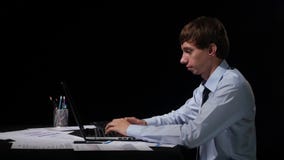 Biznesmen pracuje z jego laptopem na czerni zbiory wideo Biznesmen pracuje z jego laptopem na czerni zbiory wideo