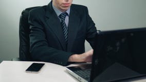 Biznesmen używa laptop w biurze zdjęcie wideo Biznesmen używa laptop w biurze zdjęcie wideo