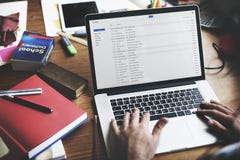 Biznesmen Używa laptopu Pracującego Myślącego pojęcie zdjęcie royalty free Biznesmen Używa laptopu Pracującego Myślącego pojęcie zdjęcie royalty free
