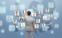 Biznesmen używa wirtualnego ekran z kontaktami zdjęcia stock Biznesmen używa wirtualnego ekran z kontaktami zdjęcia stock