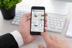 Biznesmen wręcza mienie telefon z wiadomości ze świata miejscem na ekranie zdjęcie royalty free Biznesmen wręcza mienie telefon z wiadomości ze świata miejscem na ekranie zdjęcie royalty free