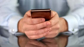Biznesmen wręcza mieniu luksusowego gadżet, wyszukuje internet na telefonie, pracy app zdjęcie stock Biznesmen wręcza mieniu luksusowego gadżet, wyszukuje internet na telefonie, pracy app zdjęcie stock