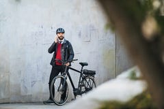 Biznesmena dojeżdżający z rowerowym odprowadzenie domem od pracy w mieście, używać smartphone obrazy royalty free Biznesmena dojeżdżający z rowerowym odprowadzenie domem od pracy w mieście, używać smartphone obrazy royalty free