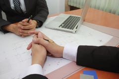 Biznesmena mienia spotkanie i pióra projektują pomysłu pojęcie zdjęcie stock Biznesmena mienia spotkanie i pióra projektują pomysłu pojęcie zdjęcie stock