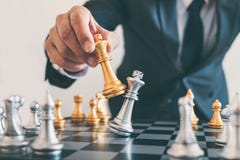 Biznesmena przywódctwo bawić się szachowej i myślącej strategii plan zdjęcia stock Biznesmena przywódctwo bawić się szachowej i myślącej strategii plan zdjęcia stock