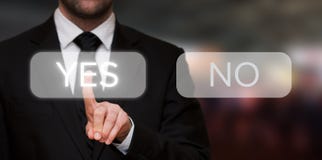 Biznesmena tak naciskowy guzik zdjęcie stock Biznesmena tak naciskowy guzik zdjęcie stock