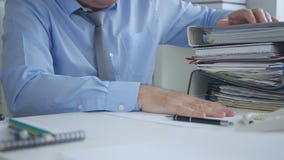 Biznesmena wizerunek Pracuje w księgowości archiwum biurze zdjęcie stock Biznesmena wizerunek Pracuje w księgowości archiwum biurze zdjęcie stock
