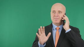 Biznesmena wizerunek używać telefon komórkowego ono Uśmiecha się i Gestykuluje zdjęcie royalty free Biznesmena wizerunek używać telefon komórkowego ono Uśmiecha się i Gestykuluje zdjęcie royalty free