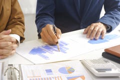 Biznesmeni spotyka projekta pomysł, fachowy inwestor pracuje w biurze dla zaczynają w górę nowego projekta zdjęcia stock Biznesmeni spotyka projekta pomysł, fachowy inwestor pracuje w biurze dla zaczynają w górę nowego projekta zdjęcia stock