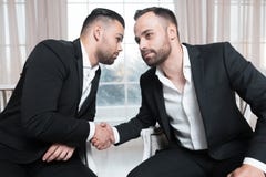 Biznesmeni trząść ręki przy spotkaniem nad tłem okno zdjęcia stock Biznesmeni trząść ręki przy spotkaniem nad tłem okno zdjęcia stock