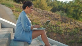 Biznesowa dama Pracuje na laptopie, Atrakcyjna brunetka w Błękitnym kostiumu Z laptopem, atrakcyjna kobieta pracuje na ona zbiory Biznesowa dama Pracuje na laptopie, Atrakcyjna brunetka w Błękitnym kostiumu Z laptopem, atrakcyjna kobieta pracuje na ona zbiory