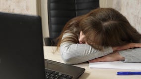 Biznesowa kobieta osłabiał przy pracą i spadał uśpiony przy komputerem Zakończenie zmęczony urzędnik śpi na dokumentach przy zbiory wideo Biznesowa kobieta osłabiał przy pracą i spadał uśpiony przy komputerem Zakończenie zmęczony urzędnik śpi na dokumentach przy zbiory wideo