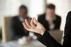 Biznesowa kobieta utrzymuje spokojną na pracy pojęciu obraz stock Biznesowa kobieta utrzymuje spokojną na pracy pojęciu obraz stock