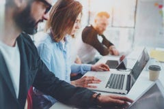 Biznesowa projekt drużyna pracuje wpólnie przy pogodnym pokojem konferencyjnym przy biurem Brainstorming proces pojęcie horyzonta obrazy royalty free Biznesowa projekt drużyna pracuje wpólnie przy pogodnym pokojem konferencyjnym przy biurem Brainstorming proces pojęcie horyzonta obrazy royalty free