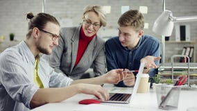 Biznesowa wymarzona drużyna pracuje wpólnie młodzi ludzie cieszy się, millennials grupuje opowiadać mieć zabawę w wygodnym biurze zbiory Biznesowa wymarzona drużyna pracuje wpólnie młodzi ludzie cieszy się, millennials grupuje opowiadać mieć zabawę w wygodnym biurze zbiory