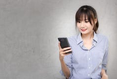 Biznesowe kobiety trzyma Mądrze telefon obraz stock Biznesowe kobiety trzyma Mądrze telefon obraz stock