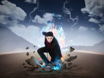 Biznesowego mężczyzna poncz droga z błękitną pożarniczą władzą obrazy royalty free Biznesowego mężczyzna poncz droga z błękitną pożarniczą władzą obrazy royalty free