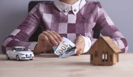 Biznesowej kobiety domu pieniądze maszyna obrazy stock Biznesowej kobiety domu pieniądze maszyna obrazy stock