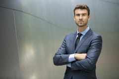 Biznesowy mężczyzna stoi ufnego portret obrazy stock Biznesowy mężczyzna stoi ufnego portret obrazy stock