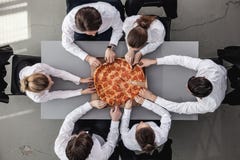 Biznesu łasowania drużynowa pizza zdjęcie stock Biznesu łasowania drużynowa pizza zdjęcie stock