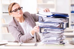 Bizneswoman bardzo ruchliwie z trwającą papierkową robotą obrazy stock Bizneswoman bardzo ruchliwie z trwającą papierkową robotą obrazy stock