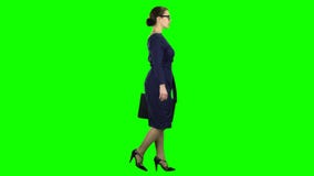 Bizneswoman iść biznesowy spotkanie z skrzynką w ręce zielony ekran Boczny widok zdjęcie wideo Bizneswoman iść biznesowy spotkanie z skrzynką w ręce zielony ekran Boczny widok zdjęcie wideo