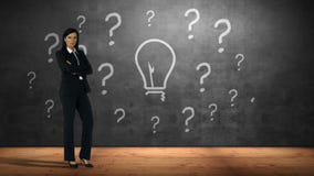 Bizneswoman pozycja przeciw znakom zapytania i żarówce zbiory Bizneswoman pozycja przeciw znakom zapytania i żarówce zbiory