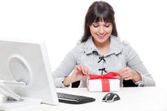 Bizneswoman robi boże narodzenie prezentowi zdjęcia stock Bizneswoman robi boże narodzenie prezentowi zdjęcia stock