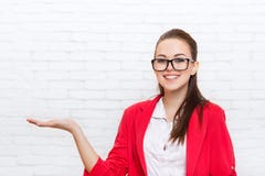 Bizneswoman ręki otwarty palmowy gest kopii przestrzeni odzieży kurtki czerwoni szkła ono uśmiecha się Fotografia Royalty Free Bizneswoman ręki otwarty palmowy gest kopii przestrzeni odzieży kurtki czerwoni szkła ono uśmiecha się Fotografia Royalty Free
