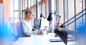 Bizneswoman używa laptop w początkowym biurze fotografia stock Bizneswoman używa laptop w początkowym biurze fotografia stock