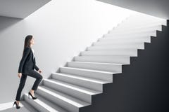 Bizneswoman?w wspinaczkowi schodki obraz stock Bizneswoman?w wspinaczkowi schodki obraz stock