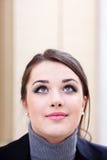 bizneswomanu biuro szczęśliwy przyglądający zdjęcia royalty free bizneswomanu biuro szczęśliwy przyglądający zdjęcia royalty free