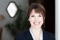 bizneswomanu cudowny atrakcyjnego tła piękna kamera się odizolowane portret dość uśmiecha eleganckiego garniturze białą kobietę n obrazy royalty free bizneswomanu cudowny atrakcyjnego tła piękna kamera się odizolowane portret dość uśmiecha eleganckiego garniturze białą kobietę n obrazy royalty free