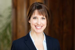 bizneswomanu cudowny atrakcyjnego tła piękna kamera się odizolowane portret dość uśmiecha eleganckiego garniturze białą kobietę n fotografia royalty free bizneswomanu cudowny atrakcyjnego tła piękna kamera się odizolowane portret dość uśmiecha eleganckiego garniturze białą kobietę n fotografia royalty free