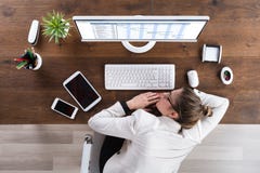 Bizneswomanu dosypianie Przy biurkiem zdjęcia stock Bizneswomanu dosypianie Przy biurkiem zdjęcia stock