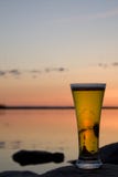 Bière dans le coucher du soleil image stock Bière dans le coucher du soleil image stock