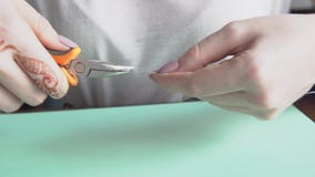 Biżuteria projektant pracuje w studiu, tworzy unikalnych handmade kawałki zbiory Biżuteria projektant pracuje w studiu, tworzy unikalnych handmade kawałki zbiory
