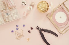 Biżuteria projektanta miejsce pracy Handmade, rzemiosła pojęcie Materiały dla robić biżuterii? cążki, kryształy? uszaci druty, fa obrazy royalty free Biżuteria projektanta miejsce pracy Handmade, rzemiosła pojęcie Materiały dla robić biżuterii? cążki, kryształy? uszaci druty, fa obrazy royalty free