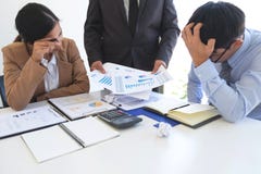 Bl?mant le concept d'affaires, le directeur de cadre sup?rieur bl?mant l'employ? de l'erreur ou de l'?chec, ?quipe d'affaires ont image stock Bl?mant le concept d'affaires, le directeur de cadre sup?rieur bl?mant l'employ? de l'erreur ou de l'?chec, ?quipe d'affaires ont image stock