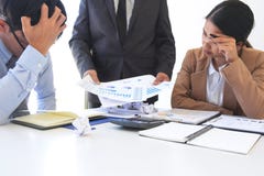 Bl?mant le concept d'affaires, le directeur de cadre sup?rieur bl?mant l'employ? de l'erreur ou de l'?chec, ?quipe d'affaires ont photos stock Bl?mant le concept d'affaires, le directeur de cadre sup?rieur bl?mant l'employ? de l'erreur ou de l'?chec, ?quipe d'affaires ont photos stock