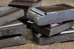 Black chocolate cubes broken and stacked on each other. Sweet de Royalty Free Stock Photography Black chocolate cubes broken and stacked on each other. Sweet de Royalty Free Stock Photography