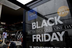 BLACK FRIDAY kupujący PRZY ŚRÓDPOLNYM centrum handlowym obraz royalty free BLACK FRIDAY kupujący PRZY ŚRÓDPOLNYM centrum handlowym obraz royalty free