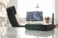 Black wireless router on white reflective table Stock Photography Black wireless router on white reflective table Stock Photography
