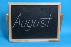 Blackboard z s?owem pisa? kred? august na b??kitnym tle obrazy stock Blackboard z s?owem pisa? kred? august na b??kitnym tle obrazy stock