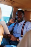 Blackman i en blå skjorta sitter på baksätet för bil` s royaltyfria foton Blackman i en blå skjorta sitter på baksätet för bil` s royaltyfria foton